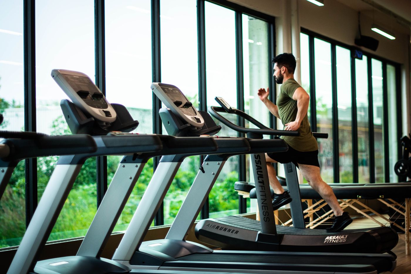 Studio fitness illuminato in orario serale